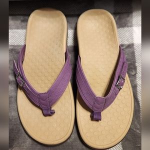 Vionic Tide Patty Thong size 6 medium color Purple